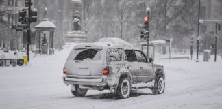 ¿Qué precauciones se deben tener al momento de conducir en la nieve?