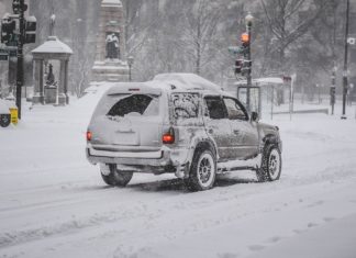 ¿Qué precauciones se deben tener al momento de conducir en la nieve?