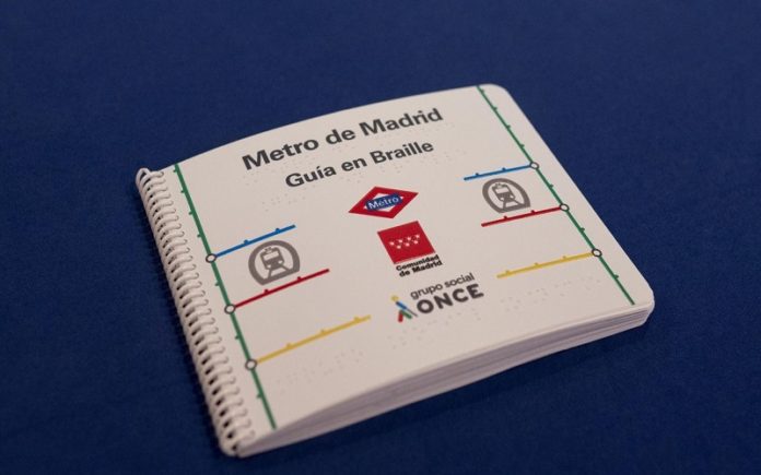 Metro de Madrid publica la primera guía en braille de la red