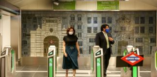 Madrid instalará tornos y máquinas de venta de títulos de transporte público con tecnología en 137 estaciones